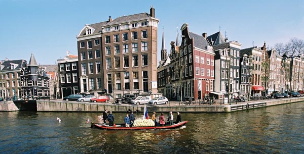 ams06-ams2003p112F1000017_